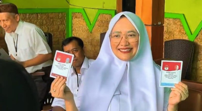 Cawabup Farida Hidayati Nyoblos di TPS 14 Ledok Kulon Bojonegoro, Yakin Menang