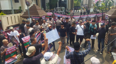 Ratusan Massa Demo KPU dan Bawaslu Jember, Indikasi Kecurangan di 31 Kecamatan