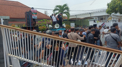 Demo Tolak Kecurangan Pilkada Jember, Massa Jebol Pagar Bawaslu