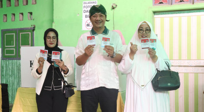 Deny Nyoblos Bareng Istri dan Keluarga Besar, Ajak Masyarakat Wujudkan Kediri Hebat