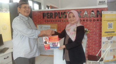 Anggota DPRD Jatim Dr Freddy Hibahkan 500 Buku Koleksi Pribadi ke Perpus Unigoro