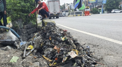 Tim Pemeliharaan Banjir Kanal Lamongan Susuri Gorong-gorong Kali Dapur