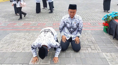 Guru di Lamongan Sujud Syukur Sambut Kebijakan Kenaikan Gaji