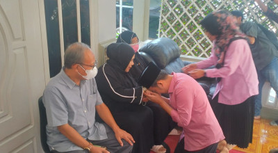 Sungkem Ibu dan Mertua sebelum Nyoblos di TPS 11 Jember, Gus Fawait: Jimat Kami