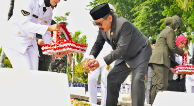 Ketua DPRD Jatim Pimpin Upacara Hari Pahlawan di TMP Mayjend Sungkono