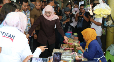 Blusukan ke Pasar Atom Surabaya, Khofifah: Food Court Keren, Lantai Bawah Perlu Renov
