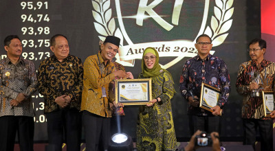 Pemkot Surabaya Raih Predikat Badan Publik Informatif KI Jatim Award 2024