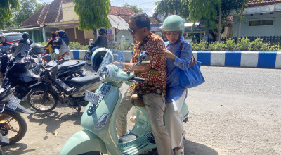 Cabup Ponorogo Ipong Muchlissoni Pilih ke TPS Naik Vespa