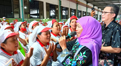 Cagub Khofifah Kunjungi Pabrik Biskuit di Sidoarjo, Ini Janjinya pada Para Buruh