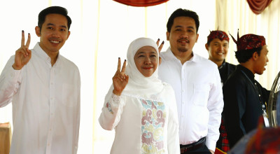 Sambut Kemenangan Pilkada Jatim, Khofifah Nyoblos di TPS 19 Wonocolo Surabaya
