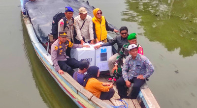 Polisi Kawal Ketat Distribusi Logistik Pilkada Sidaorjo hingga Wilayah Terpencil