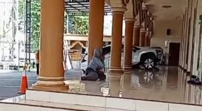 Niat Dipindah ke Tempat Teduh, Mobil Xpander Malah Masuk Masjid di Jember