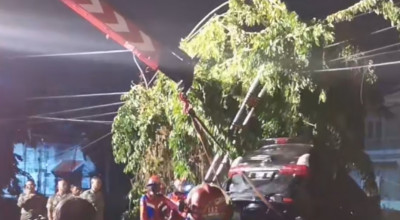 Angin Puting Beliung Terjang Kawasan Dharmahusada Surabaya