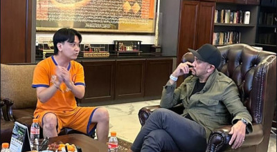 Anggota DPR RI Ahmad Sahroni Kunjungi Ivan di Polrestabes Surabaya