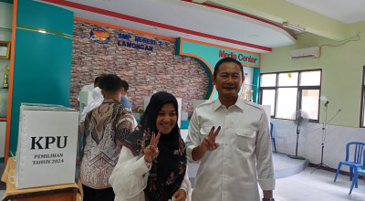 Pak Yes Nyoblos Bareng Keluarga di TPS 004 Banjarmendalan Lamongan