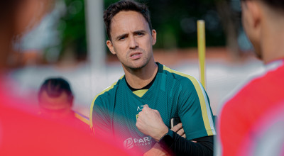 Lawan Persija Jakarta di GBT, Pelatih Persebaya Surabaya Minta Bantuan Bonek