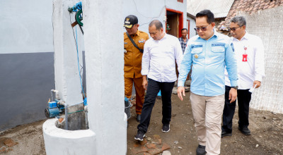 Pj Gubernur Adhy Serahkan Program Perbaikan Rutilahu Warga Tak Mampu di Kediri