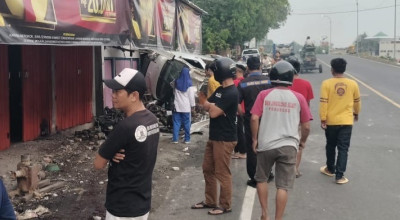 Pikap Muat Jeroan Ayam Seruduk Bengkel dan Kios di Ponorogo