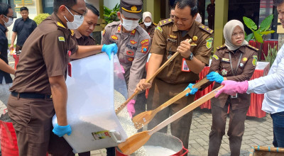 Kejari Tulungagung Musnahkan Setengah Juta Butir Pil Dobel L