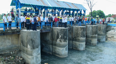 Pintu Air Kuro Lamongan Dibuka untuk Penuhi Kebutuhan Petambak