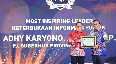 Pj Gubernur Jatim Adhy Dinobatkan jadi Tokoh Keterbukaan Informasi Publik
