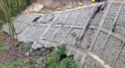 Plengsengan Penahan Jalan di Tulungagung Ambrol, Baru Setahun Dibangun