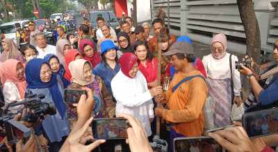 Risma Nyoblos di TPS 16 Surabaya, Ditemani Tetangga Jalan Kaki Sejauh 600 Meter