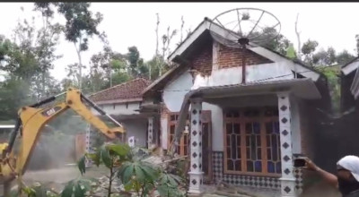 Rumah di Baosan Lor Ponorogo Dirobohkan Alat Berat, Dipicu Masalah Keluarga