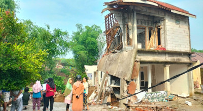 Rumah Mewah di Ponorogo Nyaris Roboh Diterjang Banjir