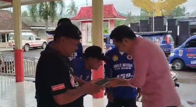 Gus Fawait Kunjungi Korban Banjir Tempurejo Jember, Serahkan Bantuan Sembako