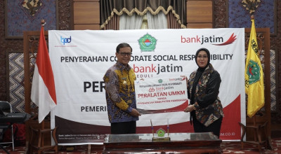 Bank Jatim Serahkan CSR ke Pemkab Pamekasan, Dukung Kemajuan UMKM