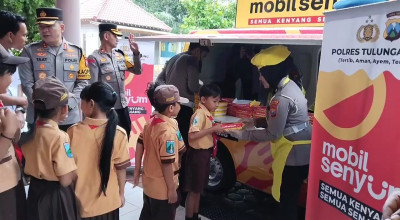 Siswa SDN Tanggunggunung Nikmati Makan Gratis di Mobil Senyum Polres Tulungagung