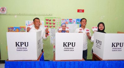 Sugiri dan Keluarga Nyoblos di TPS 002 Mangkujayan Ponorogo, Ikhlas Hasilnya