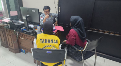 Wanita di Tulungagung Terjerat Pinjol Nekat Gondol Uang Perusahaan