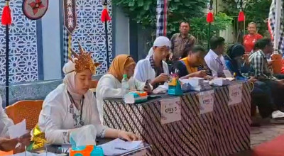 TPS Unik di Sidoarjo, Petugas Kenakan Baju Adat dan Pemilih Dapat Jajanan Jadul