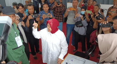 Risma Tidak Pantau Quick Count, Pilih ke Kediri Bertemu Keluarga