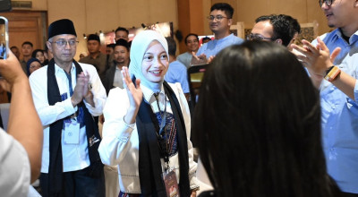 Debat Publik Pilwali Kediri: Vinanda Kenakan Blazer Balero Berbahan Tenun Ikat