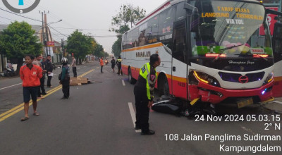 Pemotor Tewas Tertabrak Bus Harapan Jaya di Tulungagung