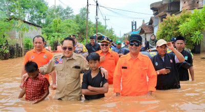 Pj Gubernur Jatim Pastikan Kebutuhan Logistik Korban Banjir Pasuruan Terpenuhi