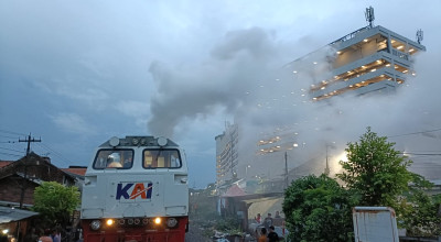 KA Wijaya Kusuma Balik ke Stasiun Wonokromo Surabaya saat Lokomotif Berasap