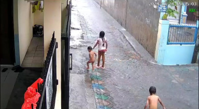 Balita di Surabaya Hanyut ke Selokan saat Main Hujan