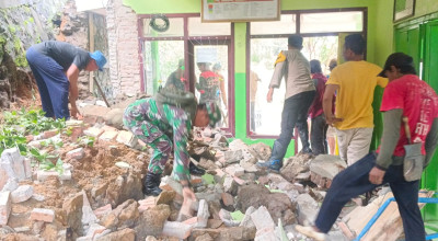 Bangunan SDN 5 Nglebeng Trenggalek Jebol Tertimpa Longsor