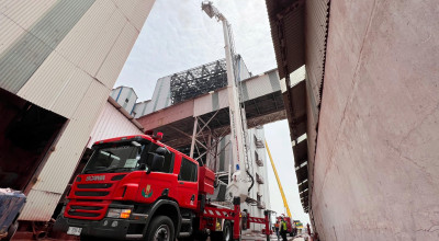 Tim Damkar Petrokimia Gresik Cepat Padamkan Api di Pabrik dengan Bronto Skylift