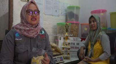 Perjuangan Pelaku UMKM asal Tuban Pasarkan Produk Cemilan ke Luar Daerah