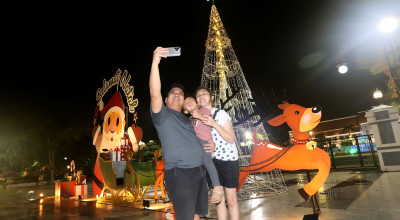 Surabaya Bersolek Natal 2024, Pajangan Sinterklas jadi Buruan Objek Foto