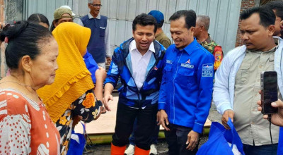 DPD Partai Demokrat Jatim dan Sidoarjo Bagikan 500 Paket Sembako Korban Banjir