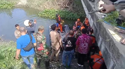 Tim SAR Temukan Jasad Balita di Surabaya yang Hanyut ke Selokan