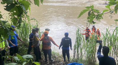 Evakuasi Jasad Wanita Tanpa Busana di Sungai Ponorogo Berlangsung Dramatis