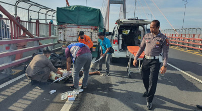 Pemotor Tabrak Truk di Jembatan Suramadu gegara Ngeyel Lewat Jalur Roda 4