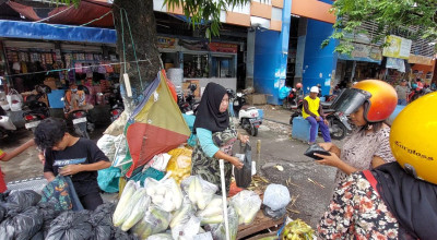 Pedagang Jagung dan Arang di Lamongan Kecipratan Berkah Tahun Baru